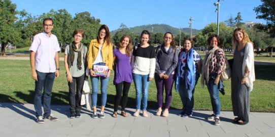 Les auxiliars de conversa en anglès, amb l'alcalde, Ignasi Giménez, i la regidora d'Educació, M. Antònia Puig.