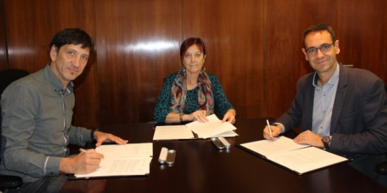 D'esquerra a dreta: el director de la Fundació Autònoma Solidària, Jordi Prat,  la rectora de la UAB, Margarita Arboix, i l’alcalde de Castellar del Vallès, Ignasi Giménez.