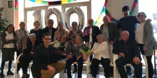 Foto de família de l'acte de lliurament de la Medalla Centenària a Francesca Calvó Mas.