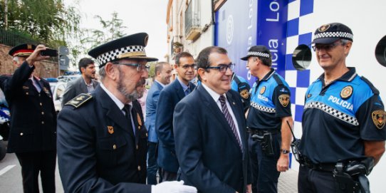 Joan Alonso, amb el conseller d'Interior, Jordi Jané, i l'alcalde, Ignasi Giménez, el dia que es van inaugurar les noves dependències de la Policia Local a Cal Botafoc.
