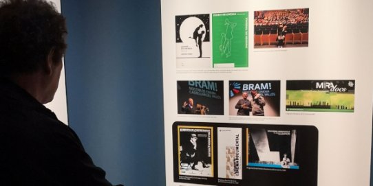 Un visitant observa un plafó de l'exposició "Cinceclubisme: El públic s'organitza" que conté imatges del BRAM!