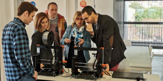 L'alcalde, Ignasi Giménez, i la regidora d'Innovació i Gestió del Talent, Anna Marmol, han visitat aquest matí el Lab Castellar.