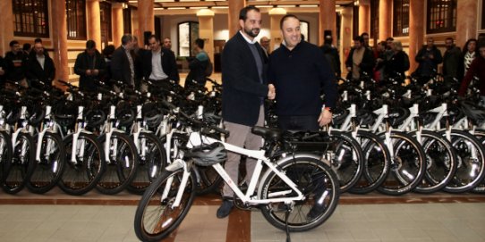 El regidor d'Espai Públic i manteniment, Pepe Leiva (a la dreta de la imatge) va ser l'encarregat de rebre les bicicletes lliurades per la Diputació de Barcelona.