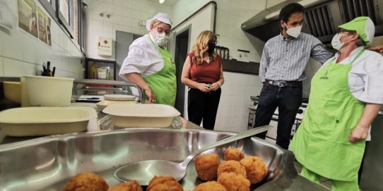 L'alcalde de Castellar, Ignasi Giménez, en una visita a la cuina de l'escola Mestre Pla.