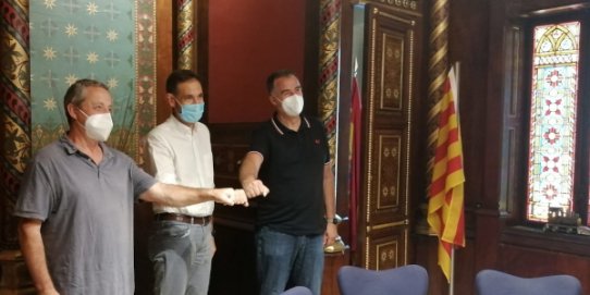 Un moment de l'acte amb els representants de les tres entitats que han signat el conveni.