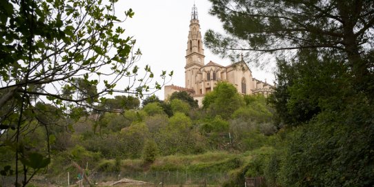 Vista de l'església de Sant Esteve des del parc de Canyelles.