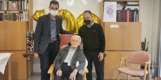 Josep Pisa Sánchez, amb l'alcalde i el seu fill durant l'acte de lliurament de la Medalla Centenària.