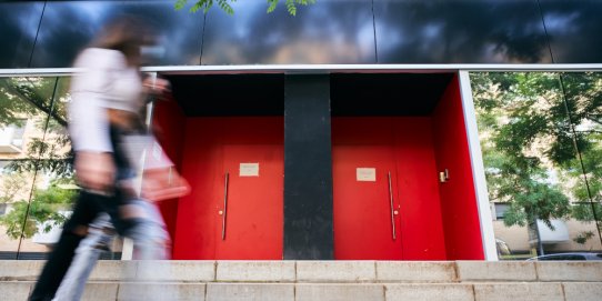 Entrada a La Fàbrica, al carrer de Portugal.