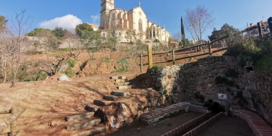 Imatge de les escales d'accés a la font de Canyelles que s'han construït amb vorades reaprofitades.