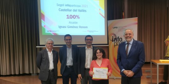 L'alcalde, Ignasi Giménez, i la regidora de Responsabilitat Social, Carol Gómez, van recollir el segell Infoparticipa.