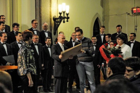 L'alcalde, Ignasi Giménez, i membres de l'ADIPS entreguen un obsequi commemoratiu al director de l'Orfeó Català, Josep Vila