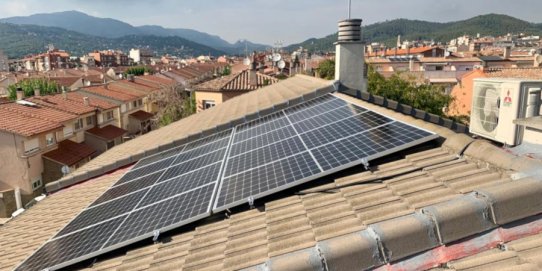 Imatge de plaques solars instal·lades a Castellar del Vallès.