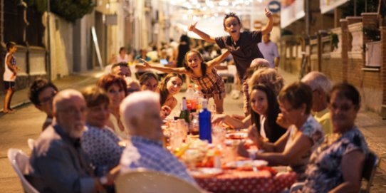 El sopar de veïns és una de les activitats més emblemàtiques de la Revetlla de Sant Jaume.