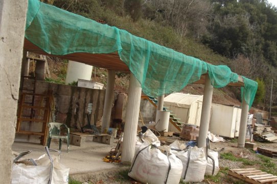 L'edificació, abans de ser enderrocada