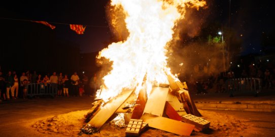 Una foguera de Sant Joan. 