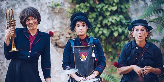 Un instant de "B.O.B.A.S. Banda Orquestral Benèfica d’Actes Sepulcrals" de Cia. Jimena Cavalletti.