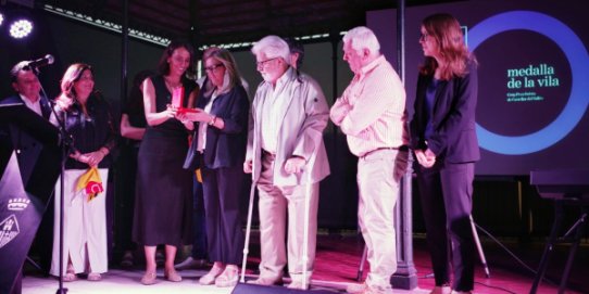 Moment del lliurament de la Medalla de la Vila al Grup Pessebrista de Castellar del Vallès