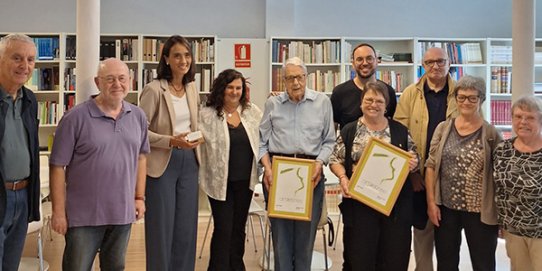 Fotografia d'acte de lliurament del fons digitalitzat de la revista "Artilletres".