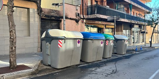 Una fotografia dels contenidors reposats al Passeig. 
