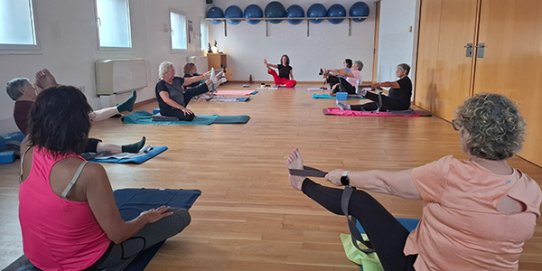 Una imatge de les classes de ioga que formen part de les activitats d'envelliment actiu. 