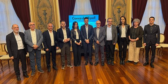 Fotografia de grup dels signants de l'acord. 