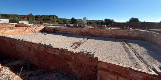 Imatge de l'estat actual de les obres de la piscina descoberta.
