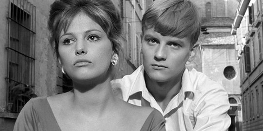 Fotograma de "La chica con la maleta".