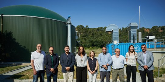 Fotografia de grup dels presents a la visita.