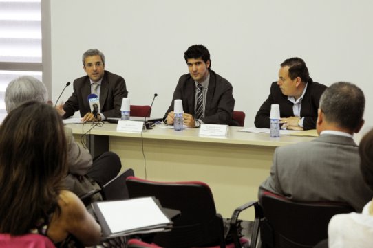 El regidor de Promoció Econòmica i Ocupació, Joan Creus, al centre de la imatge, durant la inauguració de la Trobada