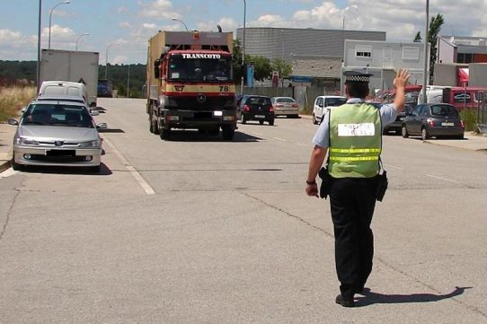 Un policia local durant les pràctiques del curs sobre tacògrafs digitals