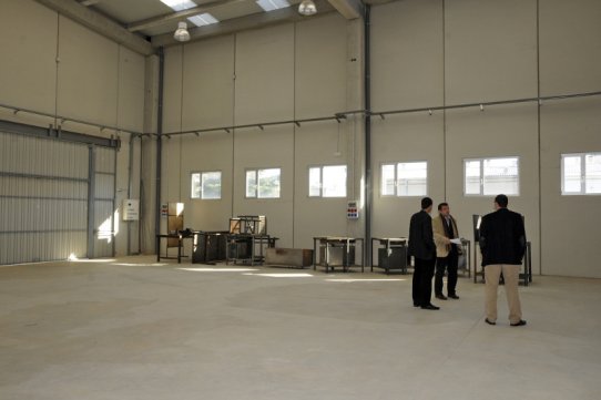 L'alcalde, Ignasi Giménez, i els regidors d'Urbanisme i Economia, Aleix Canalís i Óscar Lomas, han visitat les naus aquest matí. En aquesta fotografia, a l'interior de l'espai de 500 m2 que esdevindrà la nova seu del taller del metall