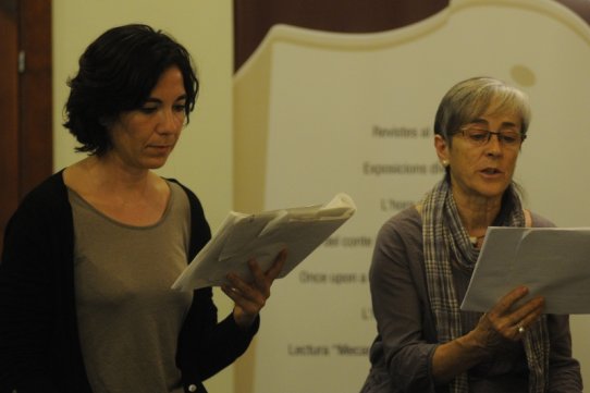 Una de les sessions de lectura, amb Mònica Mimó i Margarida Gubern