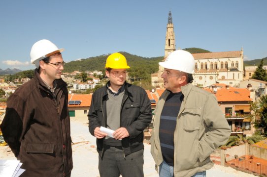 Vista des de l'exterior a l'edifici, a la zona que s'ha d'enderrocar