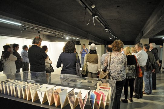 Un moment de la inauguració de l'exposició "Identitats en trànsits", que es pot visitar fins al 26 d'abril a la Sala Polivalent d'El Mirador