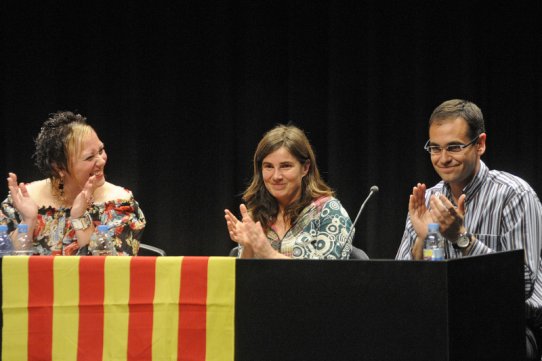 La directora de l'Escola d'Adults, Antònia Pérez, la llibretera Carme Mas, i l'alcalde, Ignasi Giménez, en un moment de l'acte