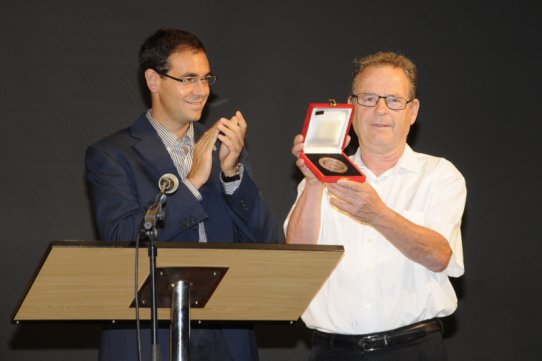 L'alcalde, Ignasi Giménez, va lliurar la Medalla de la Vila al president de la UE Castellar, Joan Homet