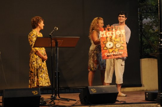 El castellarenc Mariano Romero va recollir el 1r Premi del Concurs de Cartellls de Festa Major, de la mà de la regidora de Cultura i Esports, Pepa Martínez
