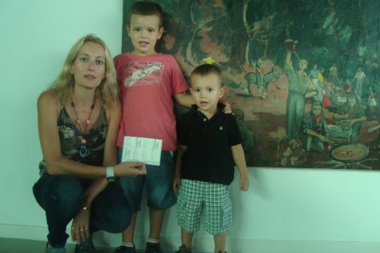 La guanyadora del cap de setmana, Montserrat Navarro, amb els seus dos en el moment de rebre el premi