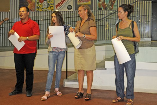 El regidor de Joventut, Daniel Pérez, i la regidora de Cultura, Pepa Martínez, amb les guanyadores del 3r i 2r premi del concurs jove de fotografia amb mòbil, Laia Font i Irene Martí. El 1r premi va quedar desert