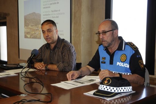 El regidor de Seguretat Ciutadana, Pepe Leiva, i el cap de la Policia Local, Joan Alonso, durant la roda de premsa celebrada aquest matí a Ca l'Alberola