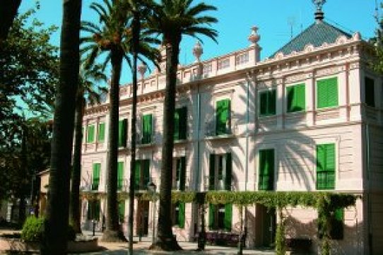 El Gabinet d'Alcaldia està ubicat al primer pis del Palau Tolrà