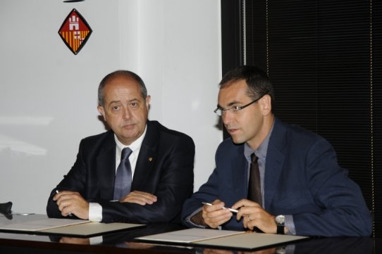 El conseller Felip Puig i l'alcalde, Ignasi Giménez, durant l'acte en què s'ha dut a terme la signatura de l'adhesió de Castellar a la xarxa RESCAT