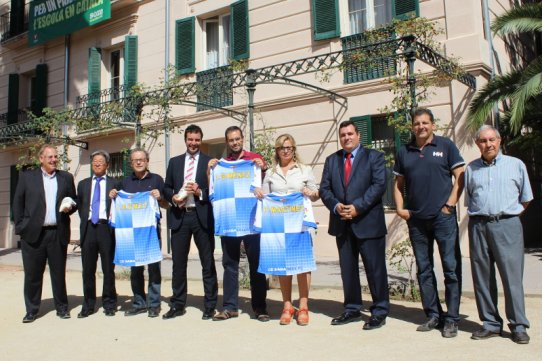 L'alcalde i la regidora d'Esports, acompanyats de les delegacions del CE Sabadell i UE Castellar