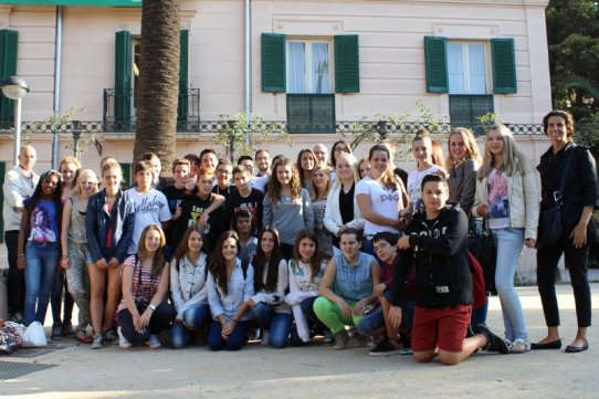 Foto de família dels alumnes, amb l'alcalde i el director d'El Casal, davant l'Ajuntament