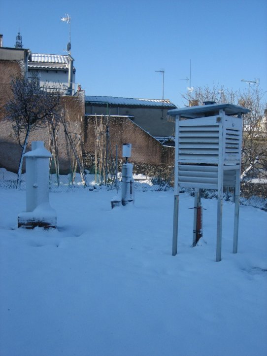 Imatge de la nevada del 8 de març de 2010 a l'estació meteorològica de Cal Botafoc
